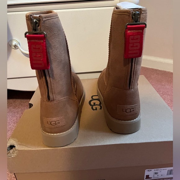 UGG Classic Short Logo Zip Boot - Picture 4 of 7